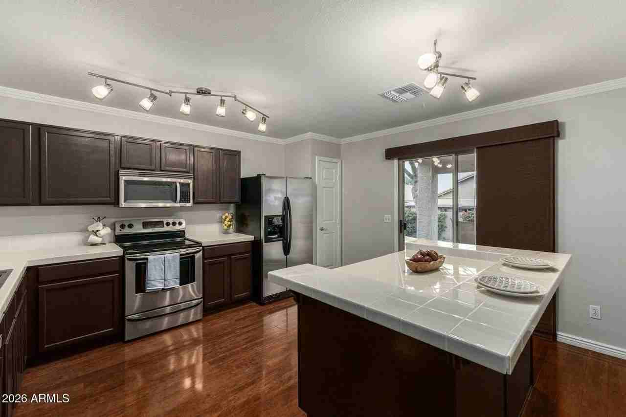 1014 E Milada Dr - Photo 7 of 31