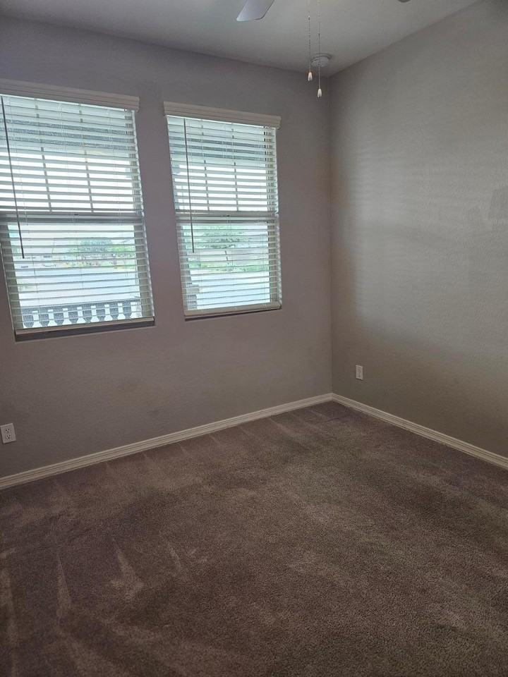 15092 W Portland St - Photo 4 of 29