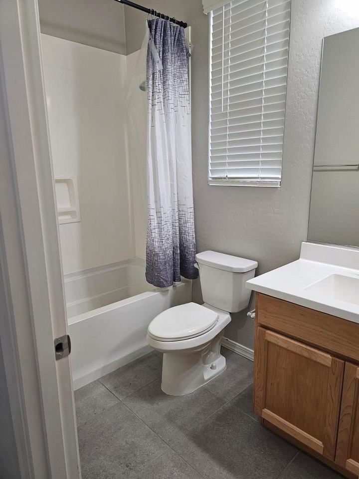 15092 W Portland St - Photo 5 of 29