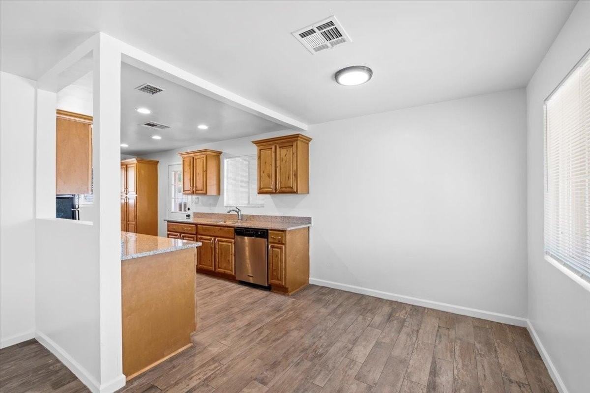 528 W 18th St - Photo 5 of 22