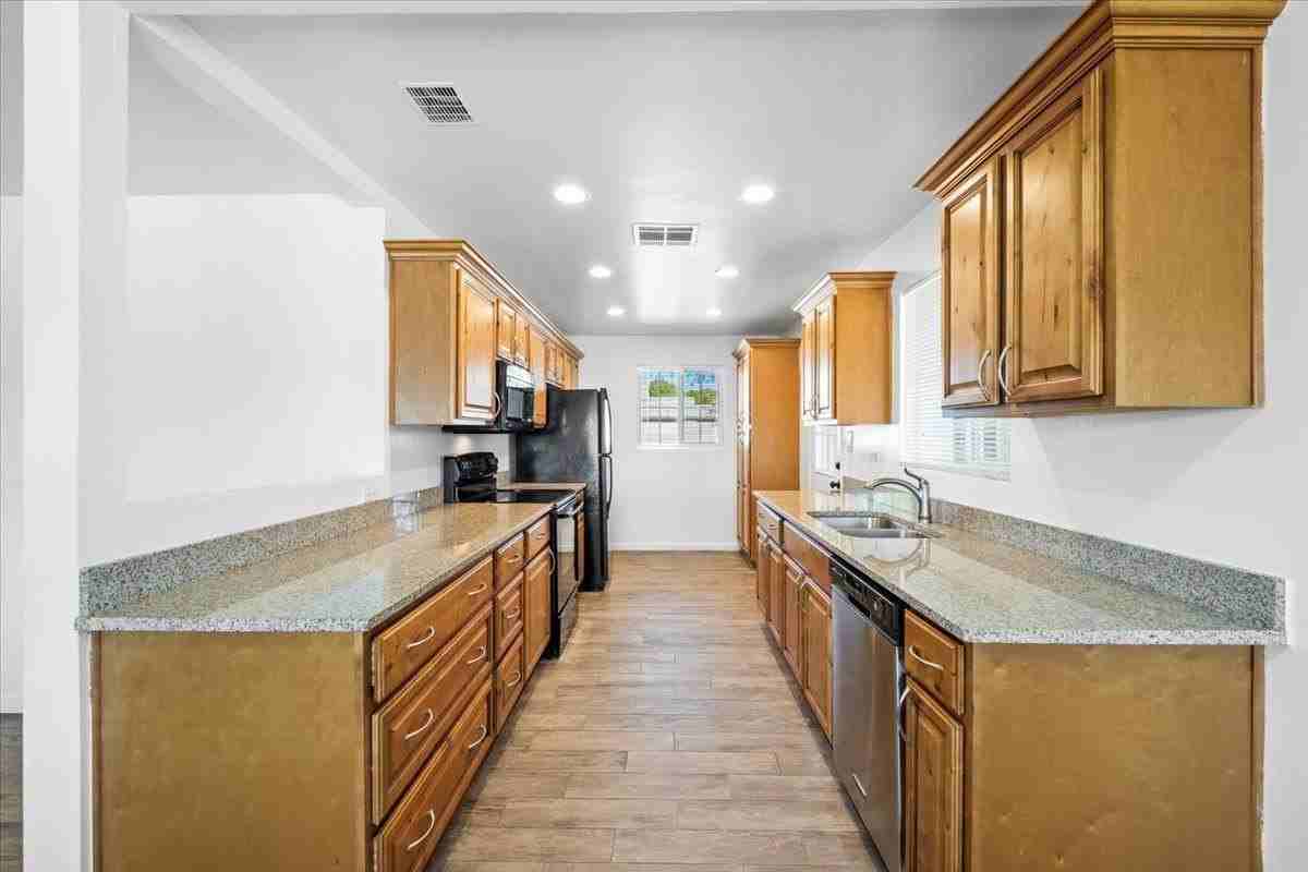 528 W 18th St - Photo 7 of 22