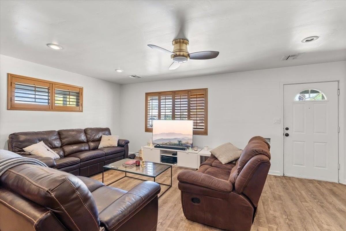 535 W 19th St - Photo 3 of 20