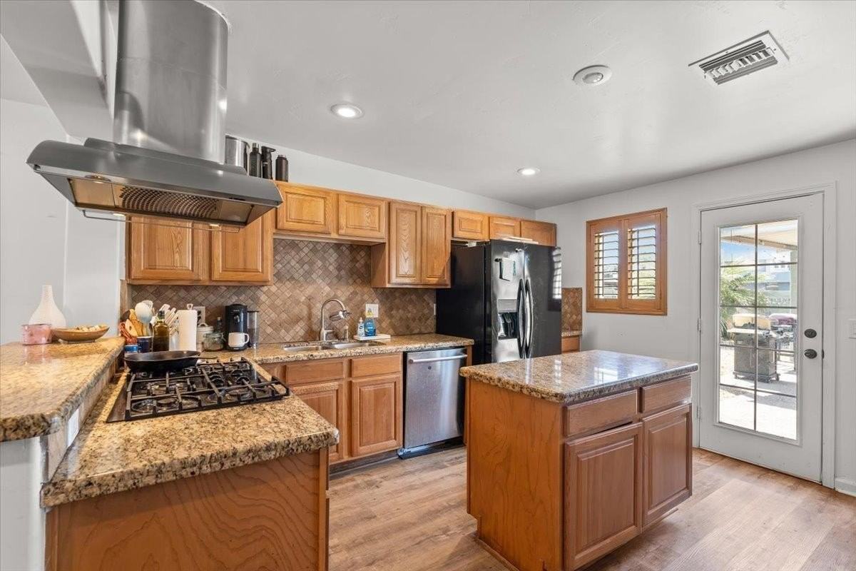 535 W 19th St - Photo 7 of 20