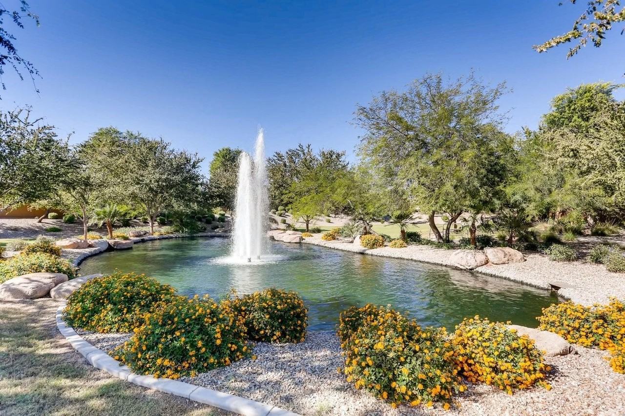 15865 W Vernon Ave - Photo 2 of 26