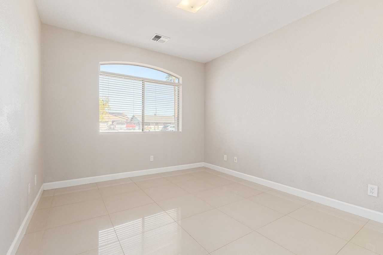 2214 N 28th St - Photo 6 of 32