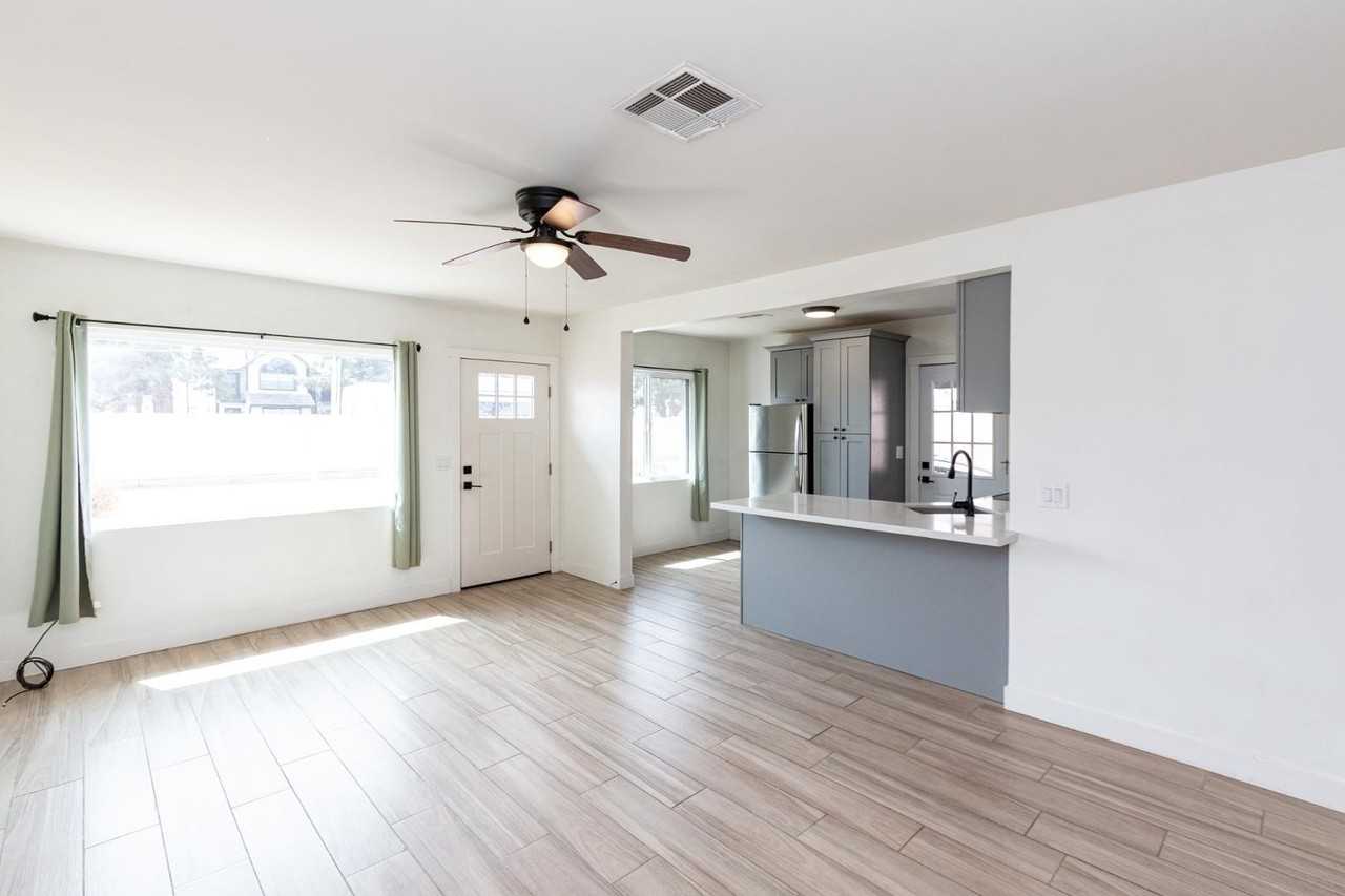 114 E Elliot Rd - Photo 3 of 12