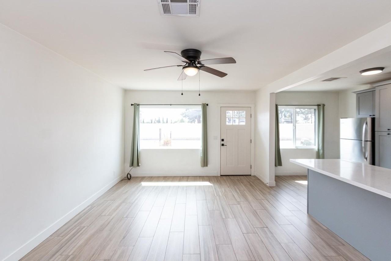 114 E Elliot Rd - Photo 4 of 12