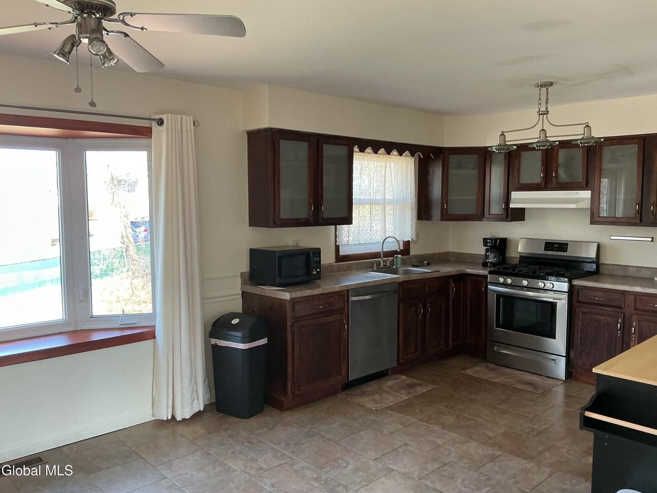 2 Dyer Dr - Photo 3 of 12