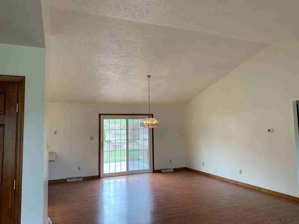 133 Anderson Ln - Photo 5 of 26