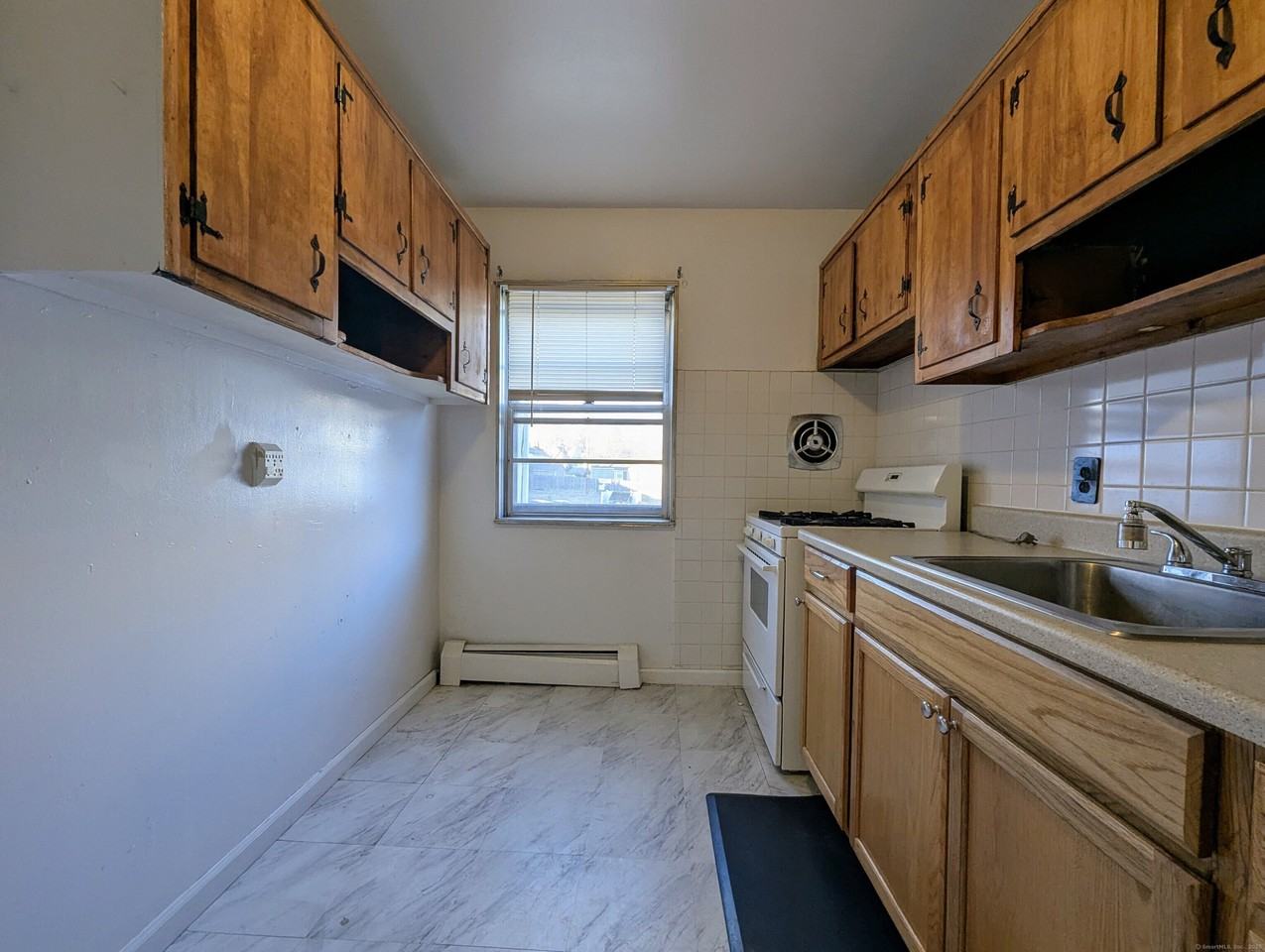 1 Fairview Dr Apt 4 - Photo 2 of 18