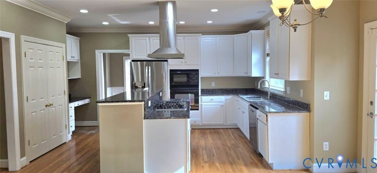 4940 Riverplace Ct - Photo 3 of 37