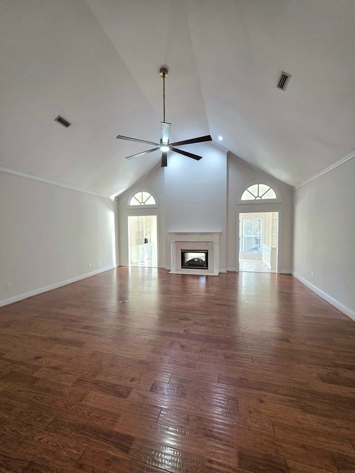 107 Edinburgh Way - Photo 4 of 18