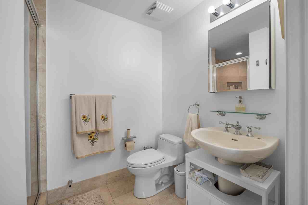111 Se 8th Ave - Photo 7 of 48