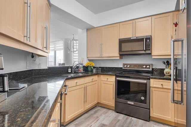 111 Se 8th Ave - Photo 6 of 16