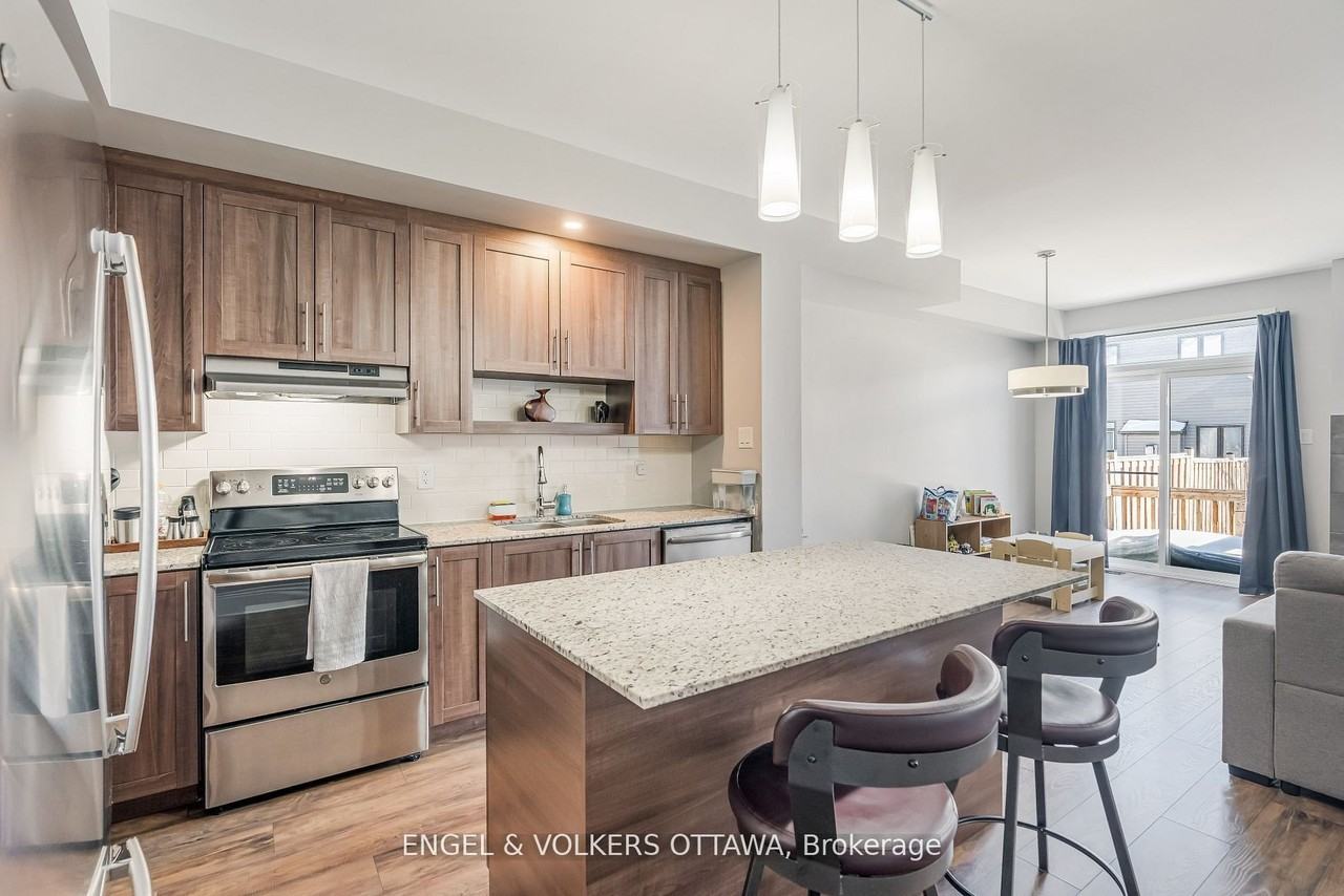 284 Munro St - Photo 5 of 25