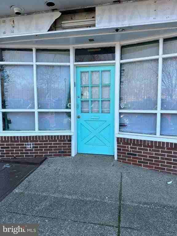 1192 Yorkship Sq - Photo 4 of 30