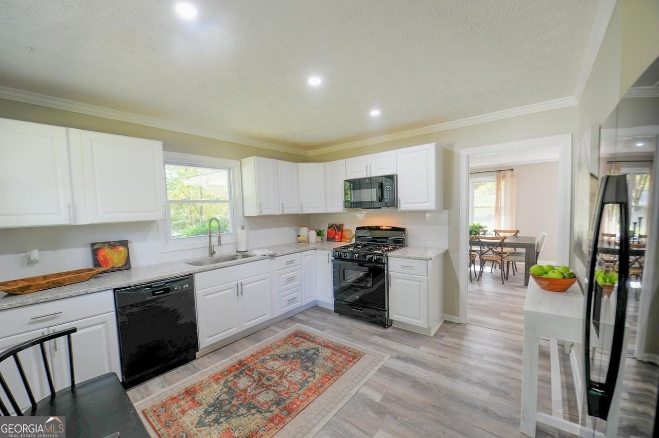 370 Georgia Ave - Photo 6 of 14