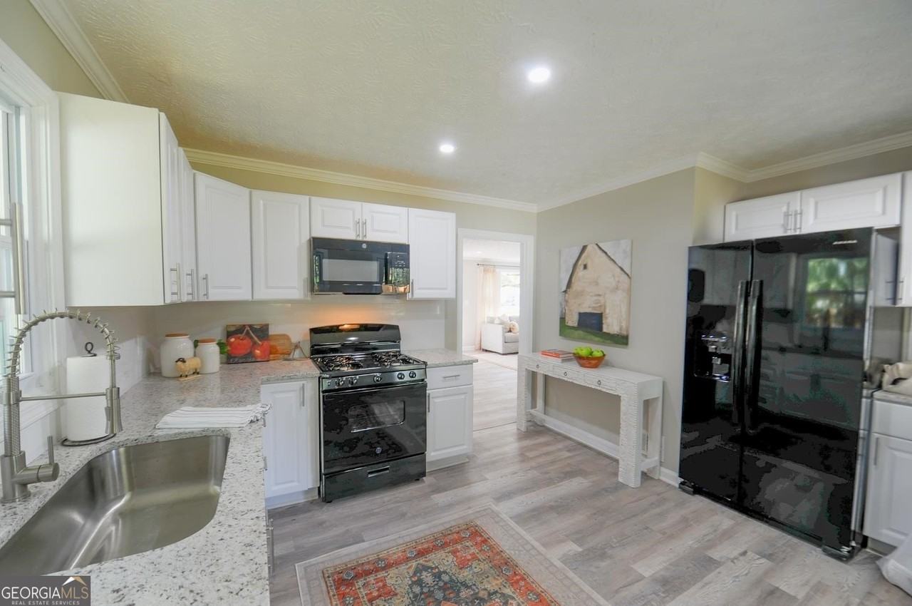 370 Georgia Ave - Photo 7 of 14