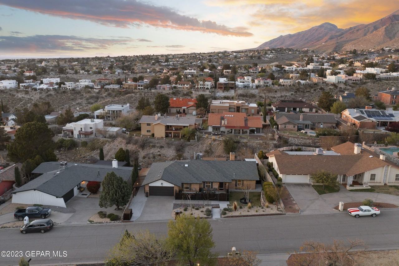 413 Hollydale Dr - Photo 2 of 37