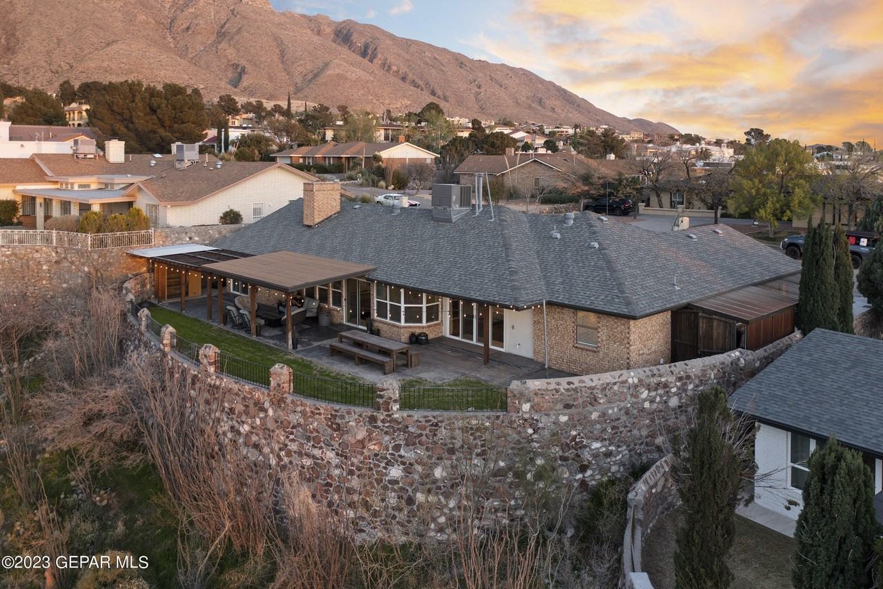 413 Hollydale Dr - Photo 3 of 37