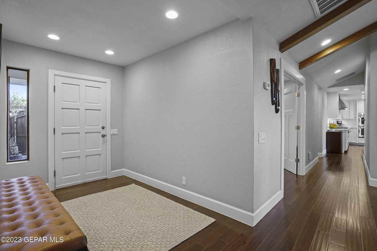 413 Hollydale Dr - Photo 5 of 37