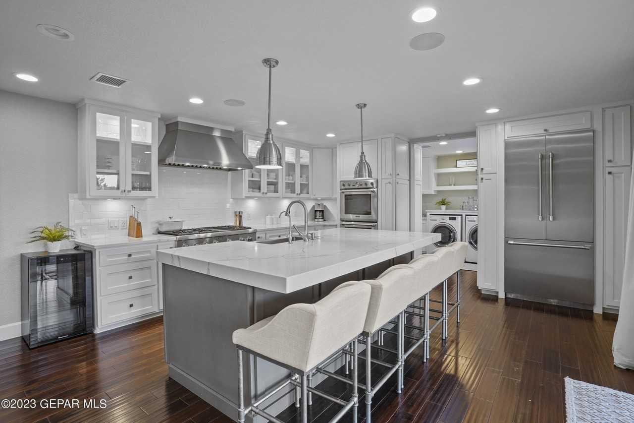 413 Hollydale Dr - Photo 6 of 37