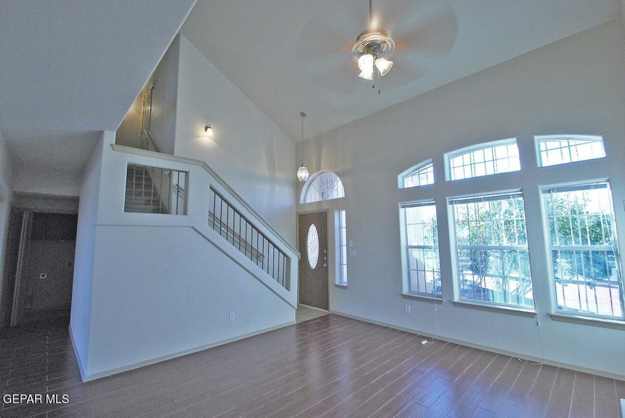 516 Cactus Crossing Dr - Photo 3 of 23