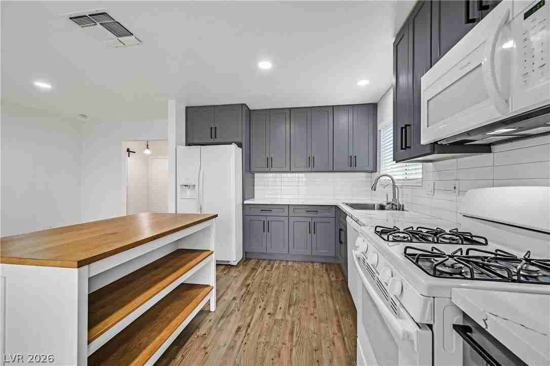 592 Macbrey Dr - Photo 7 of 38