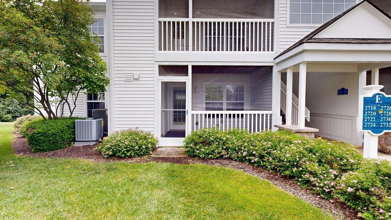 2718 S Knightsbridge Cir - Photo 2 of 19