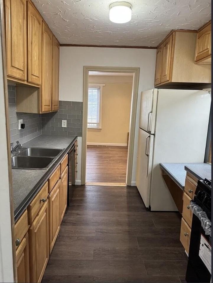 22641 Albion Ave - Photo 4 of 11