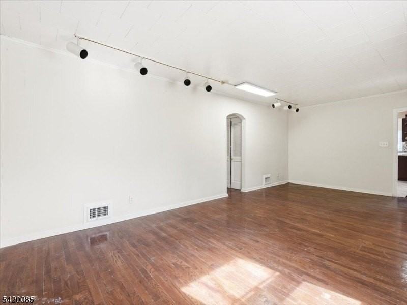 95 Sycamore Ave - Photo 4 of 17