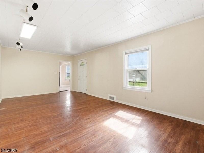 95 Sycamore Ave - Photo 5 of 17