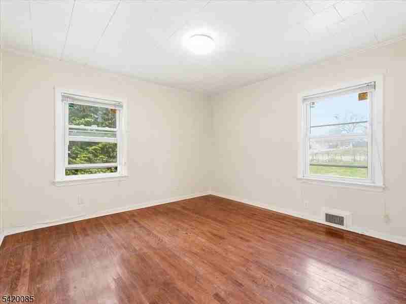 95 Sycamore Ave - Photo 7 of 17