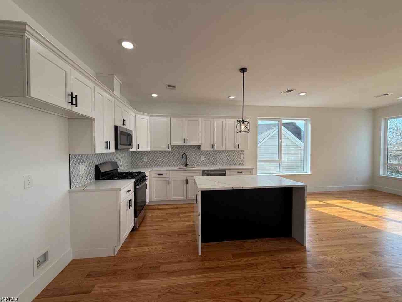 223 Monroe Ave - Photo 6 of 16