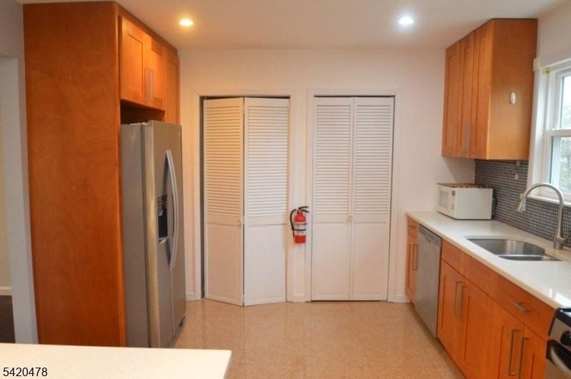 28 Joseph Dr - Photo 6 of 14