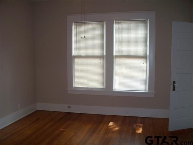 302 W Bryan St - Photo 4 of 7