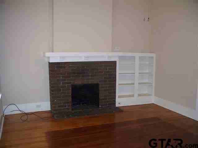 302 W Bryan St - Photo 5 of 7