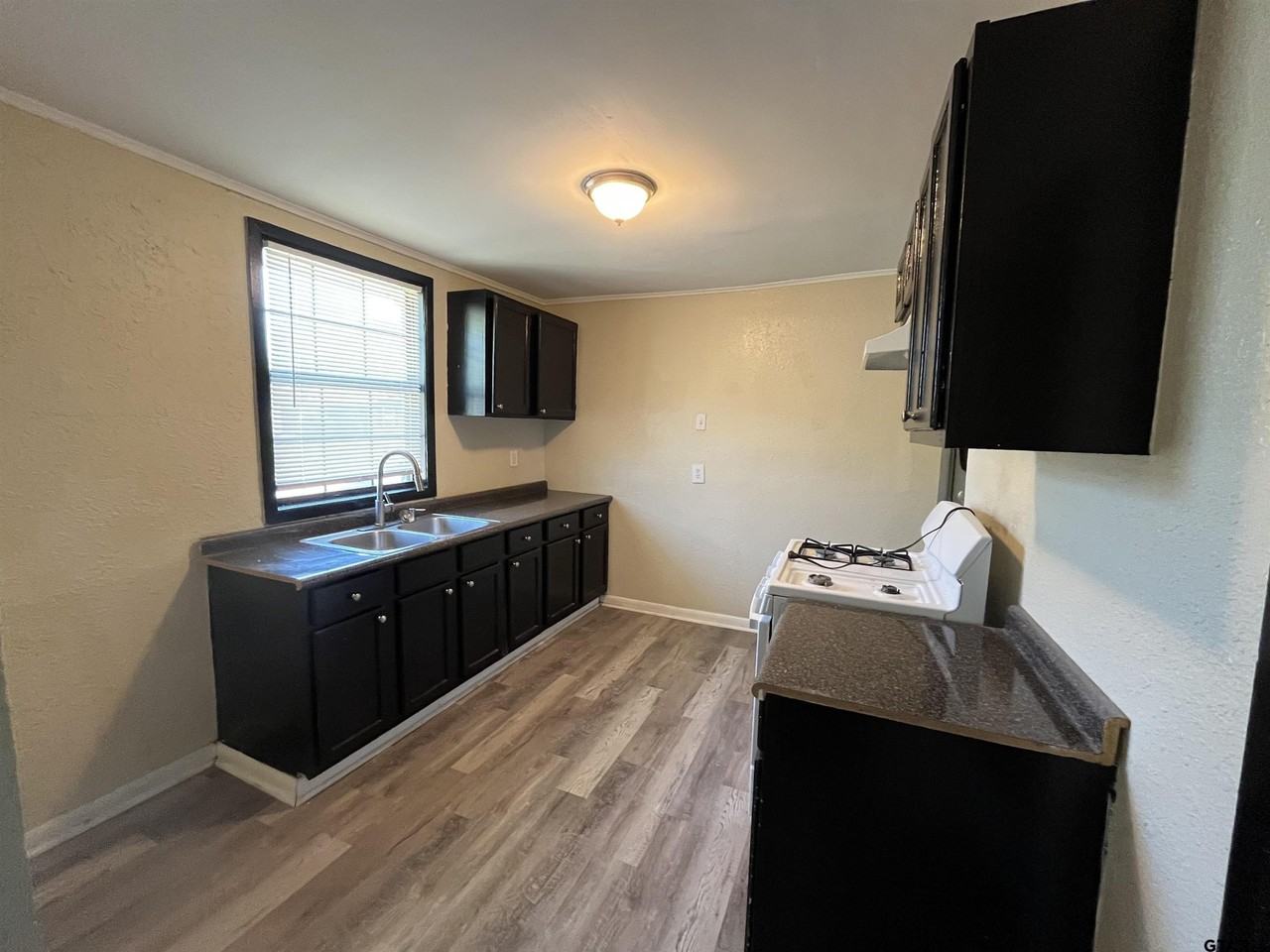 3312 N Luberta St - Photo 4 of 8