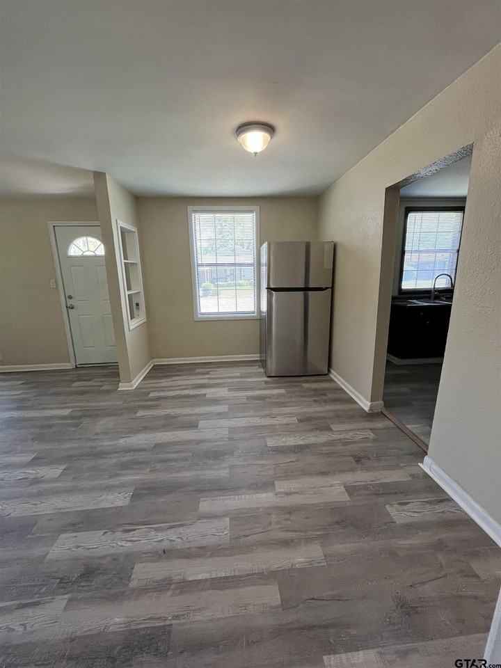 3312 N Luberta St - Photo 5 of 8