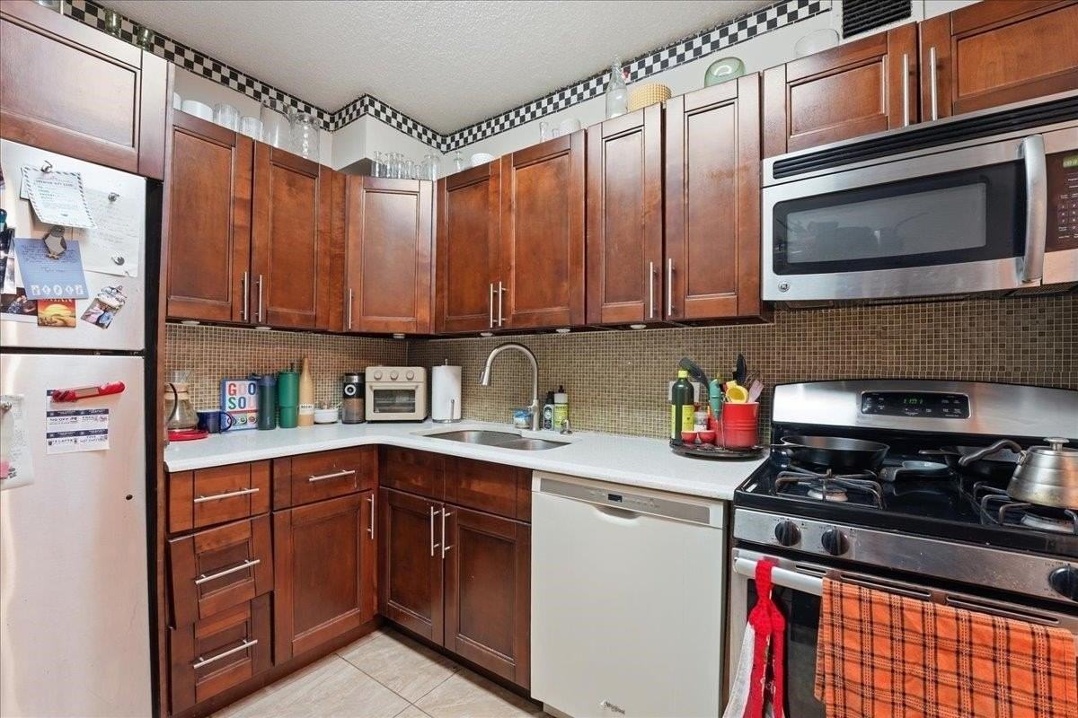 45 River Dr S #311 - Photo 4 of 19