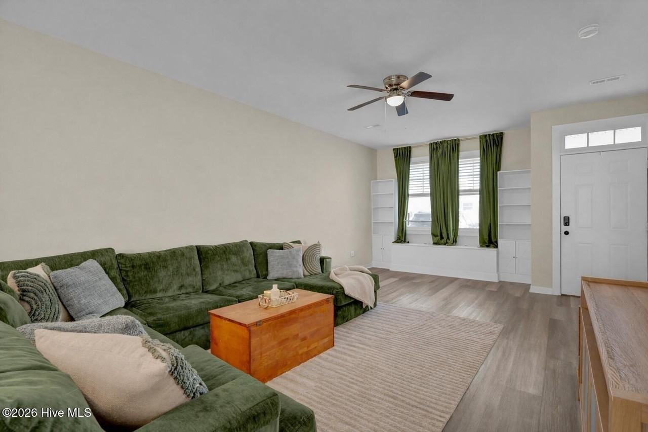 328 Starfish Ln - Photo 7 of 40