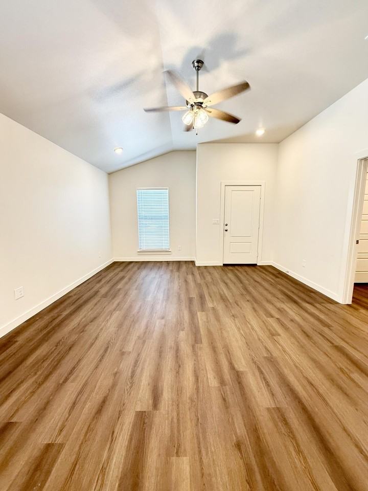 2130 Langford Ave - Photo 2 of 23