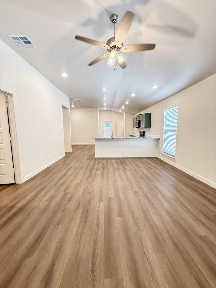 2130 Langford Ave - Photo 3 of 23