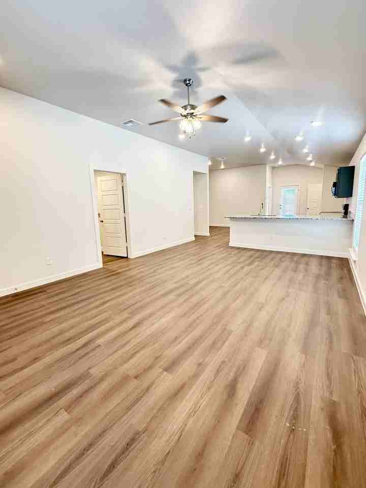 2130 Langford Ave - Photo 4 of 23