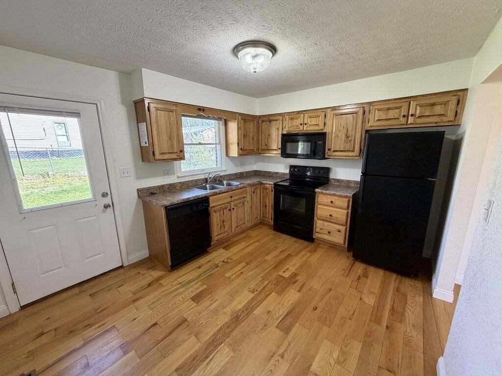 115 Beecher St Apt A - Photo 2 of 9