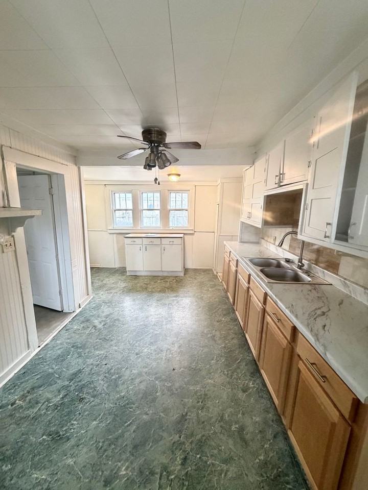 912 Pleasant St - Photo 2 of 15