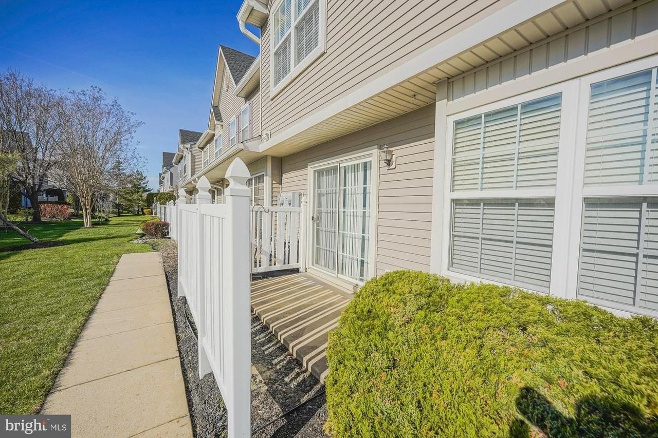 3908 Grenwich Ln - Photo 3 of 35