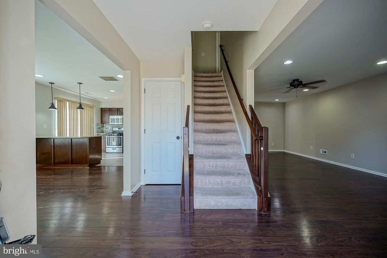 3908 Grenwich Ln - Photo 6 of 35