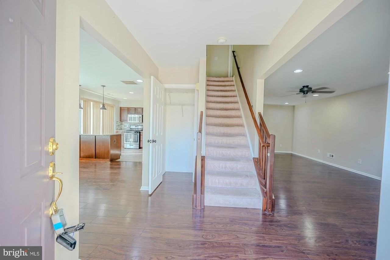 3908 Grenwich Ln - Photo 7 of 35