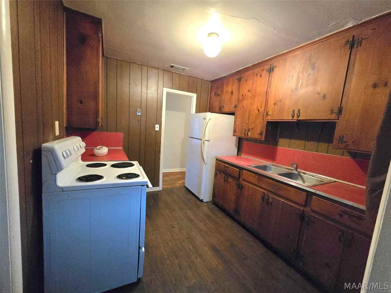 2205 E 5th St - Photo 3 of 10